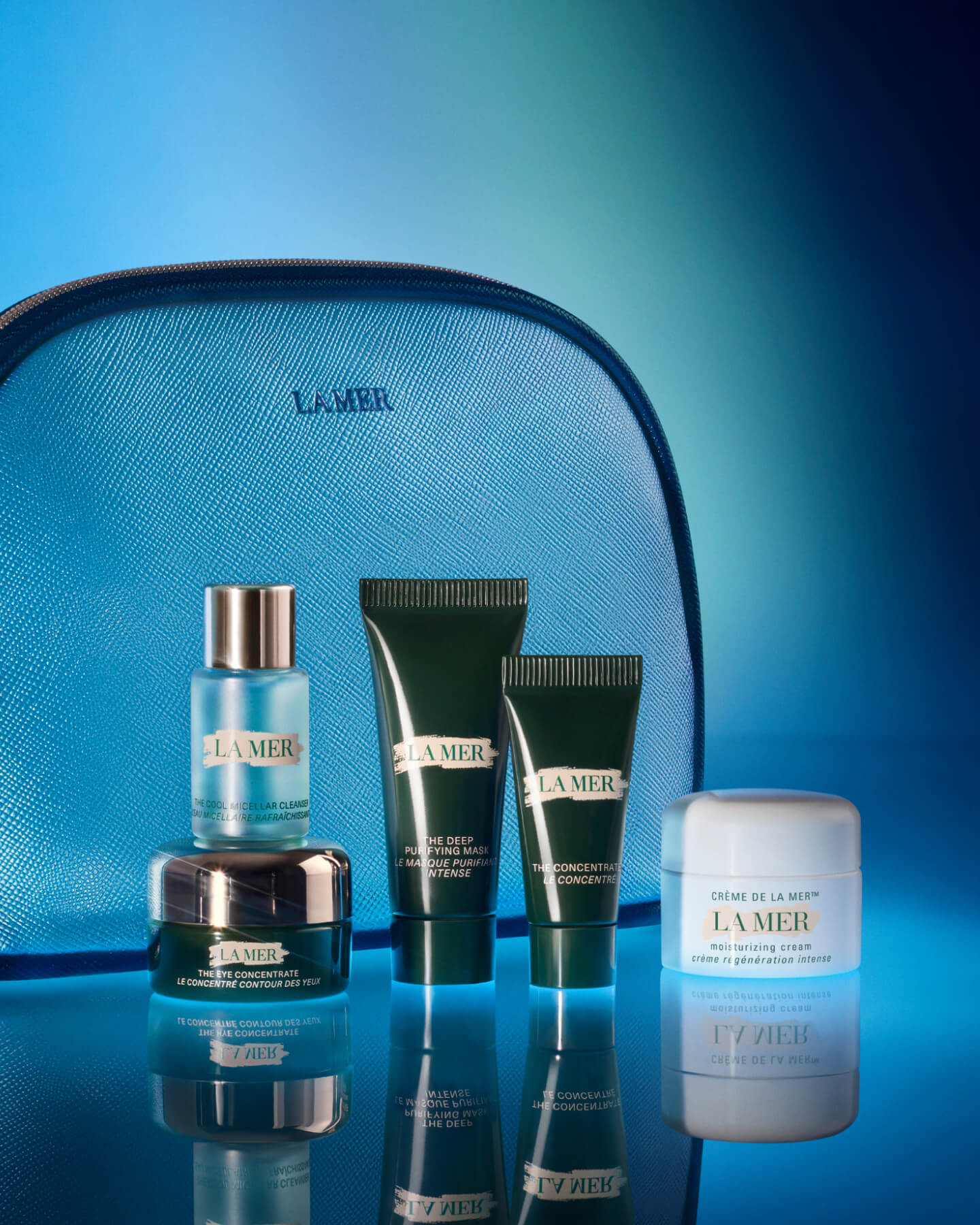 5 deluxe La Mer minis standing in front of a blue Cosmetic Bag with a dark blue aurora background