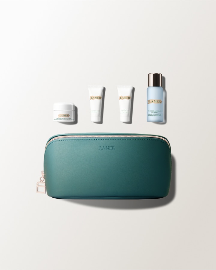 Packshot showing La Mer samples on a beige gradient background